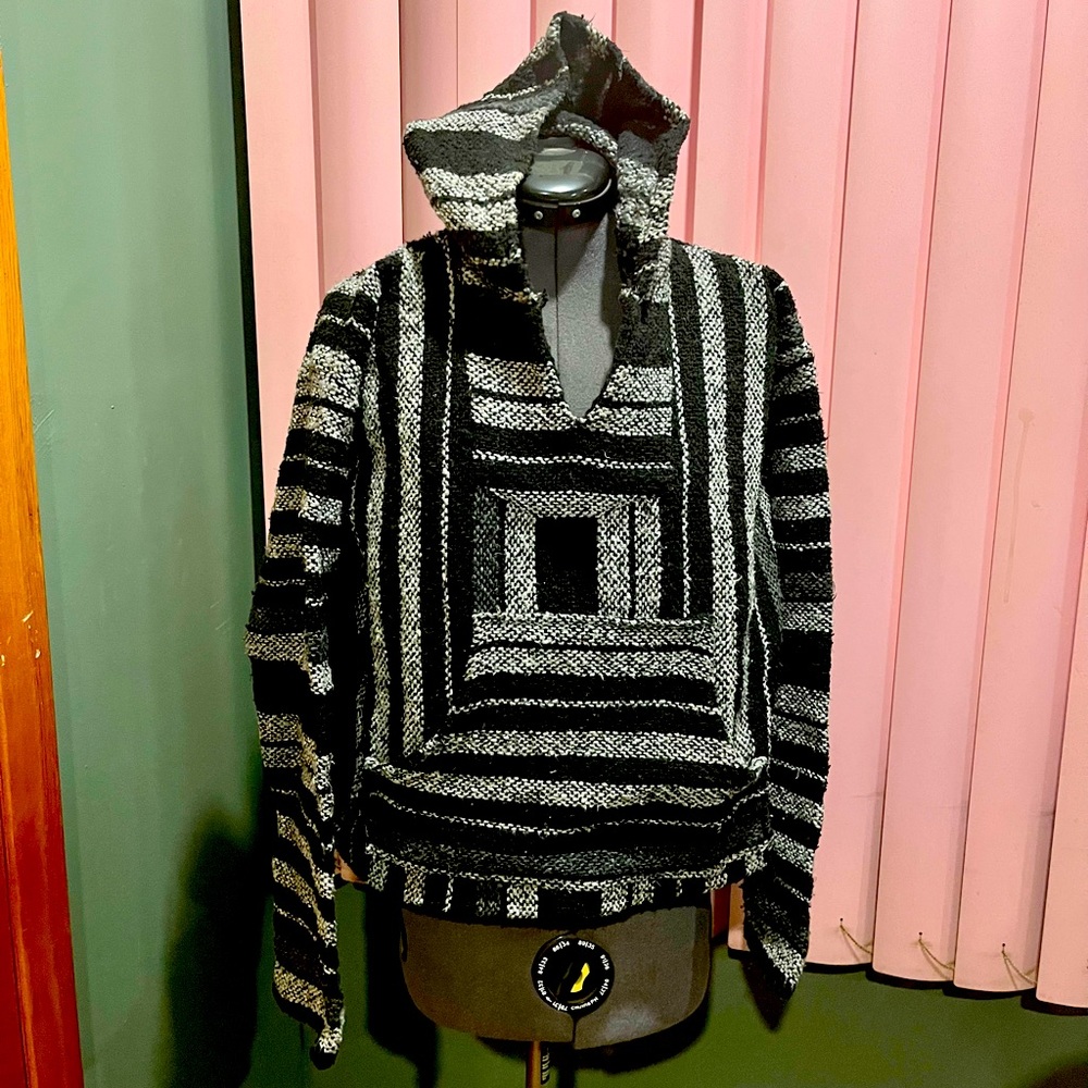 Cropped Black and white Poncho